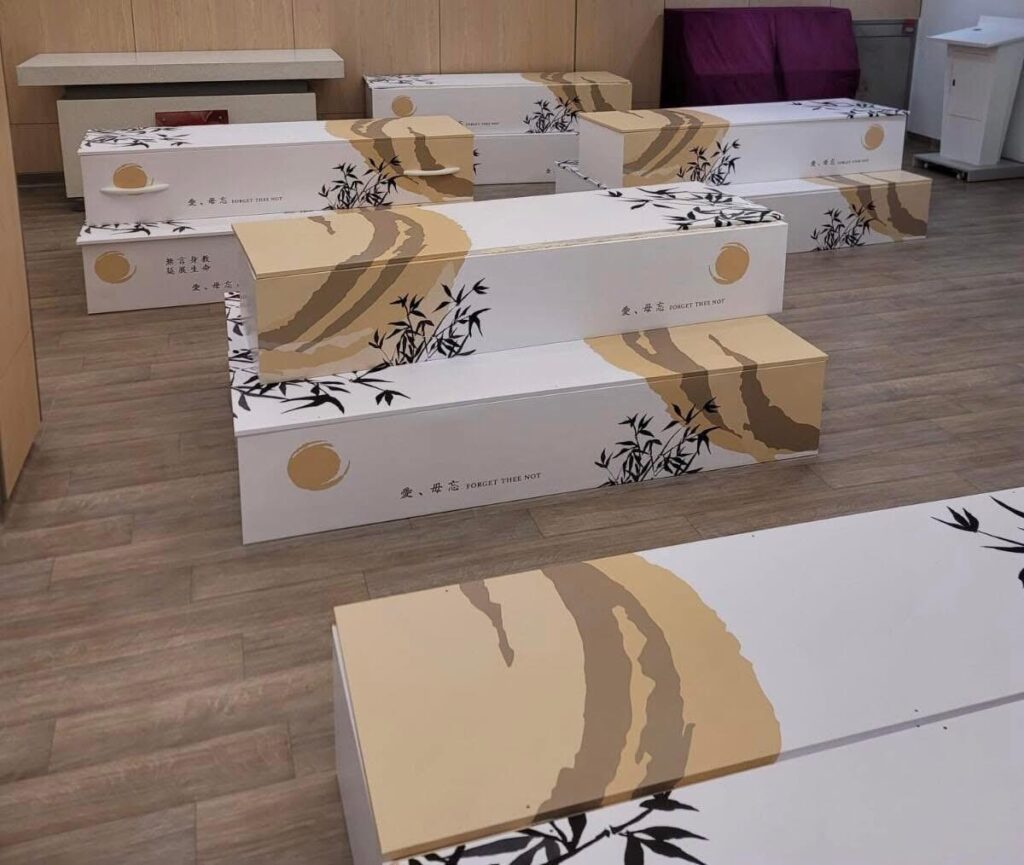 在傳統的殯儀文化中,木棺一直是最普遍的選擇。然而,香港的「毋忘愛」團隊,正在以一種全新的方式,顛覆人們對於告別儀式的想像,他們引入來自澳洲的環保彩棺,為生命的終點增添一抹色彩與溫度。