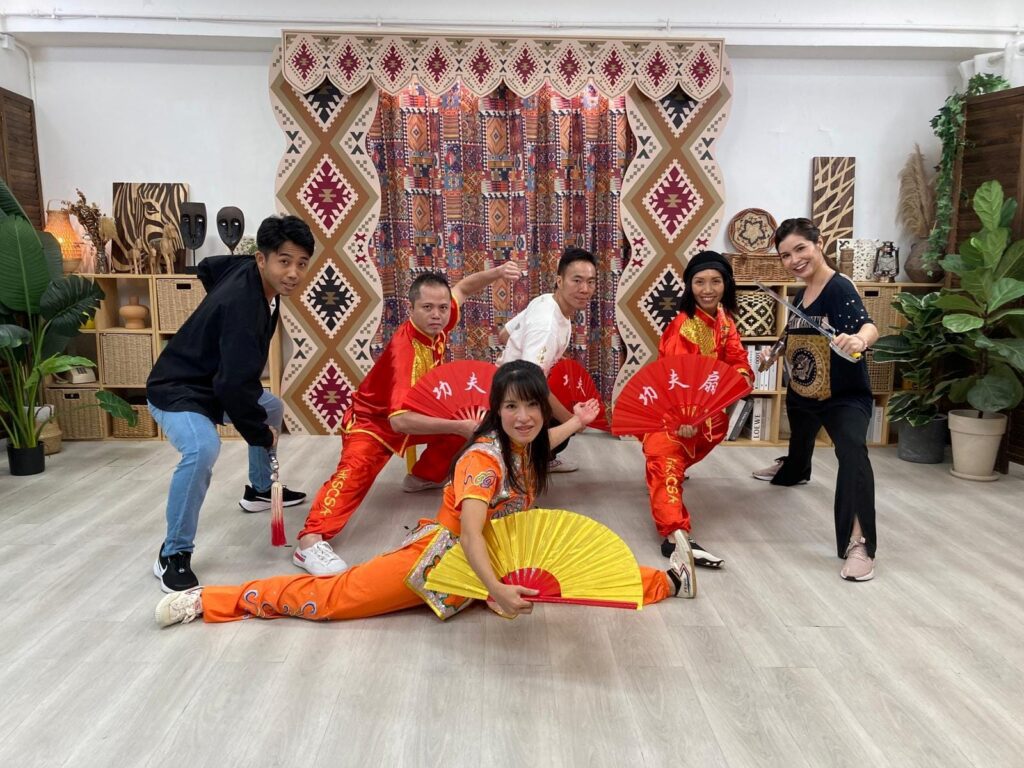 陳達夫師父,一位在香港武術界頗具聲望的師範,從不諱言自己年少時是個「打機打到唔願郁」的宅男。如今的他,是香港技擊運動總會的總教練,專精詠春,並融合氣功與多派武術哲理,將武術視為修身、養性、育人的生命之道。這段由虛擬世界走向真實功夫的旅程,始於一次偶然的邀約。