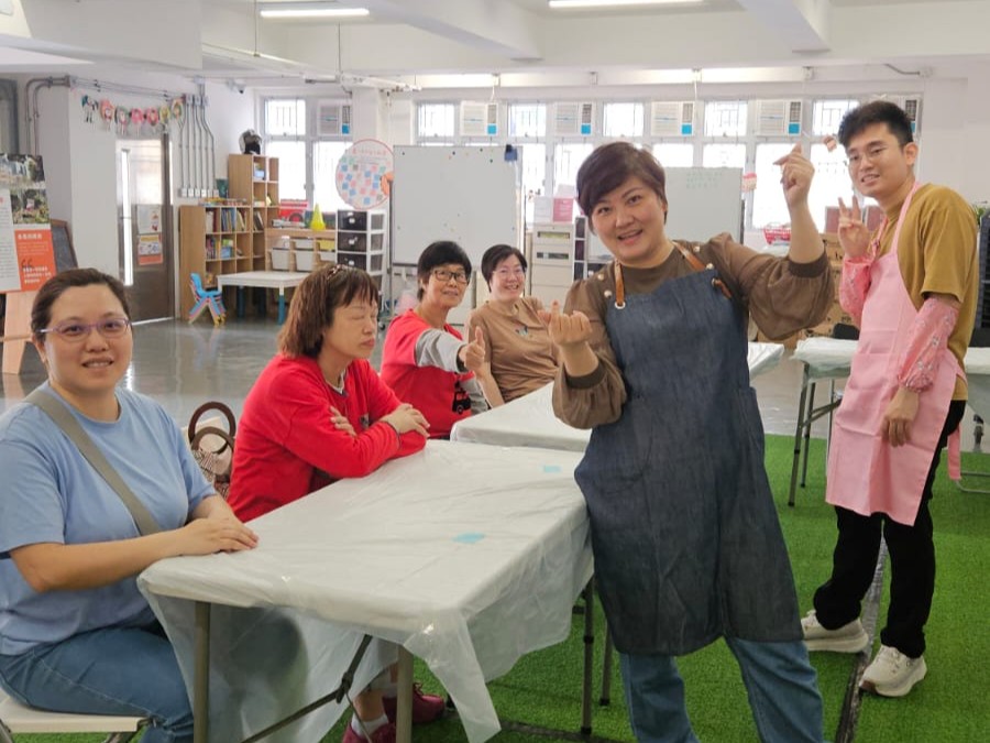 在香港繁忙的步伐中，有一位媽媽，悄悄走出了一條屬於自己的療癒之路。她不是名人，也沒有高調的光環，但她的故事，卻讓人感受到溫柔的力量。她叫 Queenie，朋友們親切地稱她為 QQ老師。