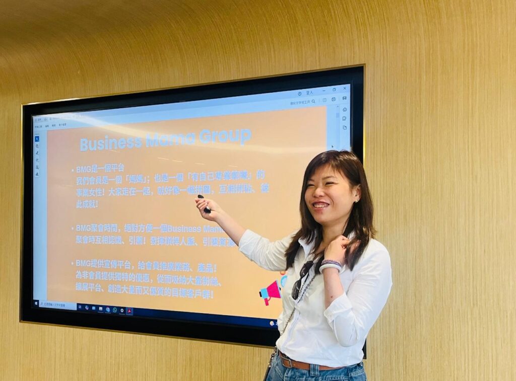 在成為媽媽之前,Anna一直覺得自己「唔叻」,成長過程中經常被比較、被否定,令她對自己失去信心。她說:「我由細到大都唔覺得自己有乜特別。屋企人成日話我唔夠人叻,又冇主見。慢慢我就習慣咗收埋自己,唔敢講嘢,唔敢出頭。」但她萬萬沒想到,人生的轉捩點,竟然是從一個媽媽聚會開始。