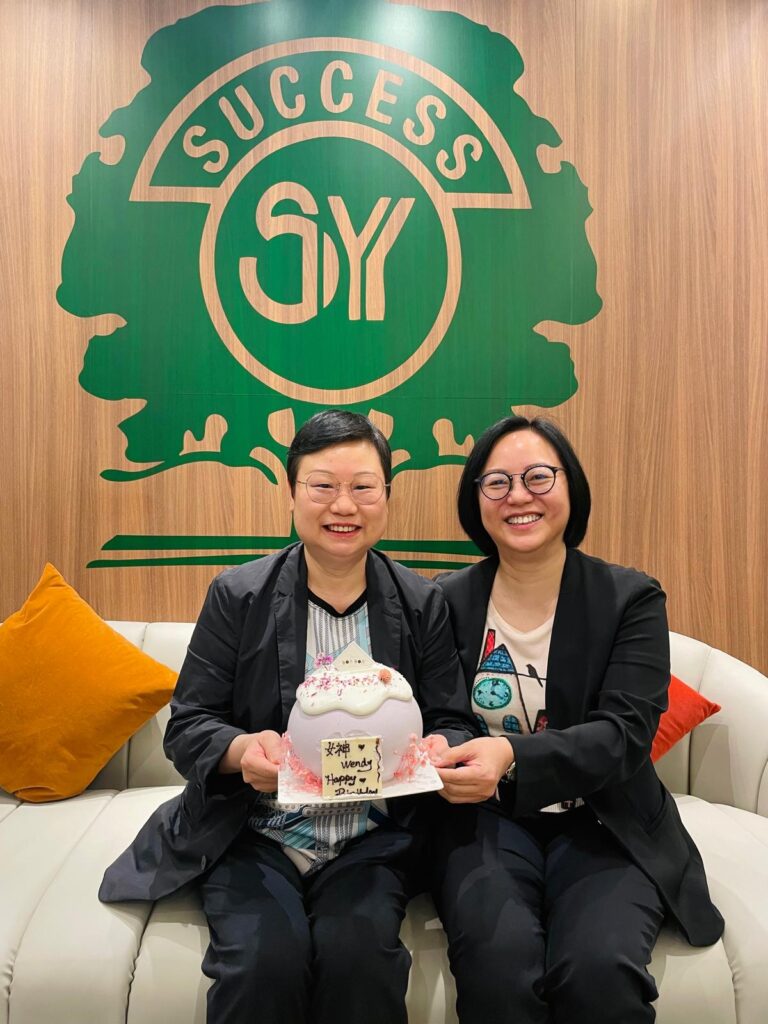 在這個快節奏的城市裡,我們總習慣了服務與被服務的互動公式,卻常常忘記:真正讓人感動的,從來不是流程,而是那份用心。Wendy和Dionne,兩位在保險行業深耕多年的專業人士,從不以「推銷」為己任。她們選擇用時間與關懷,去陪伴每一位客戶走過人生的高低。對她而言,保險不只是保障,更是承諾,是對人、對生活的一份責任。