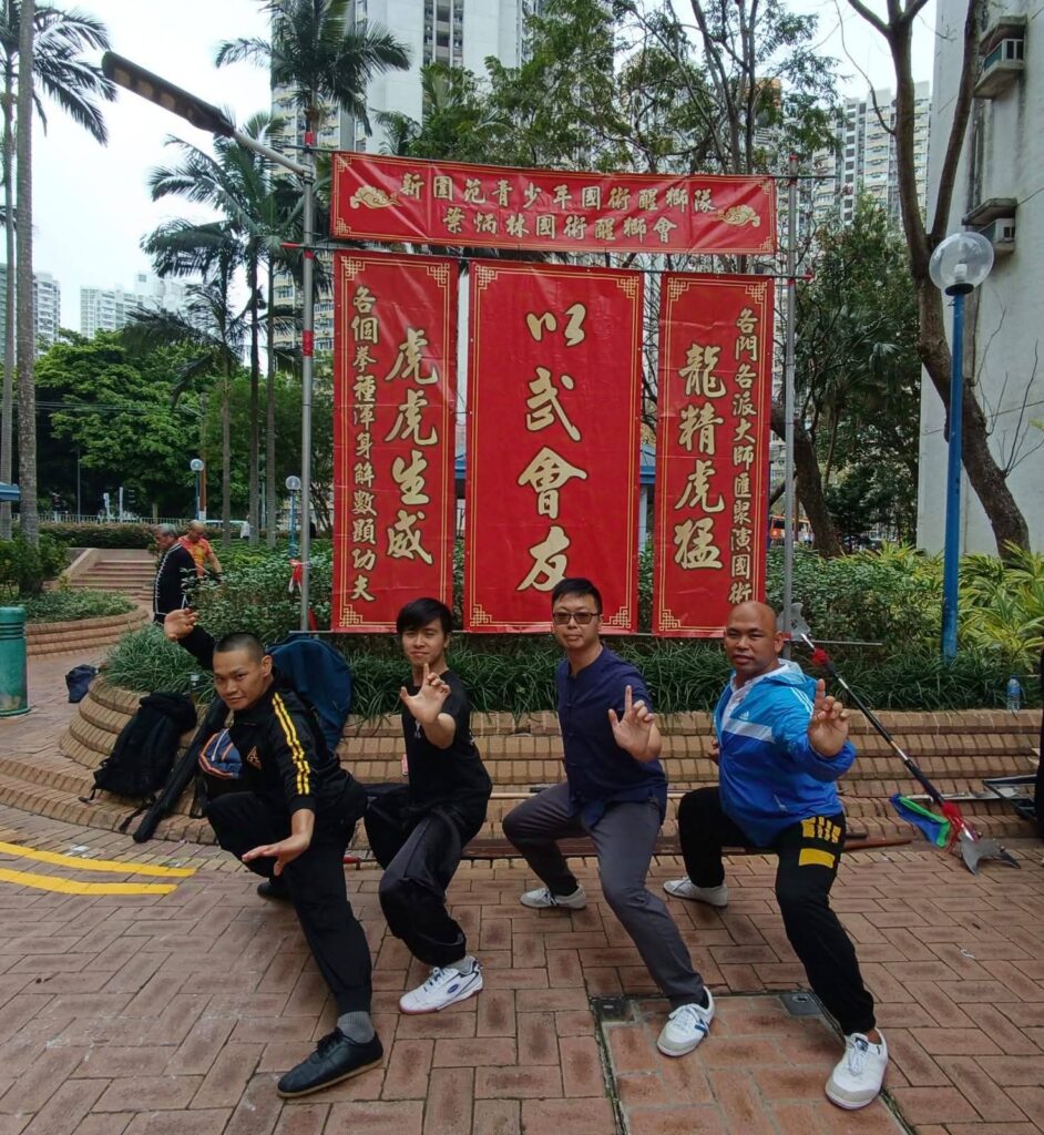 在香港這座急速變遷的城市裡,有些人選擇以拳腳書寫故事,有些人則用心靈傳遞文化。梁家豪,就是那種不吵不鬧、卻默默堅持的人。他說自己不是武術名師,也不急著開班授徒,但他的行動,早已在社區裡悄悄播下種子,讓更多人看見中國武術的另一面。