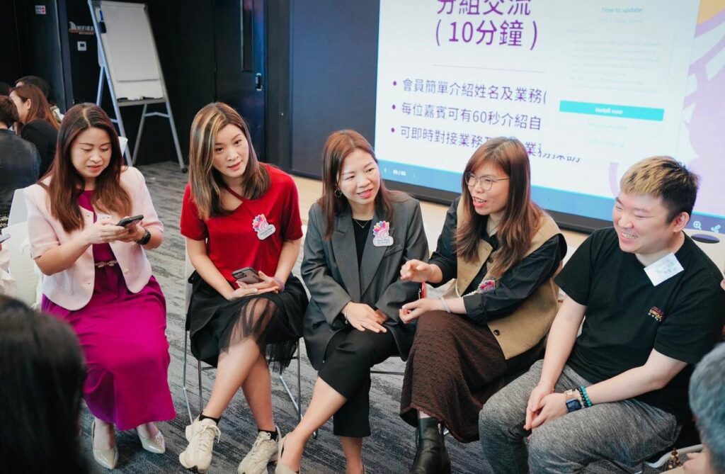 在成為媽媽之前,Anna一直覺得自己「唔叻」,成長過程中經常被比較、被否定,令她對自己失去信心。她說:「我由細到大都唔覺得自己有乜特別。屋企人成日話我唔夠人叻,又冇主見。慢慢我就習慣咗收埋自己,唔敢講嘢,唔敢出頭。」但她萬萬沒想到,人生的轉捩點,竟然是從一個媽媽聚會開始。