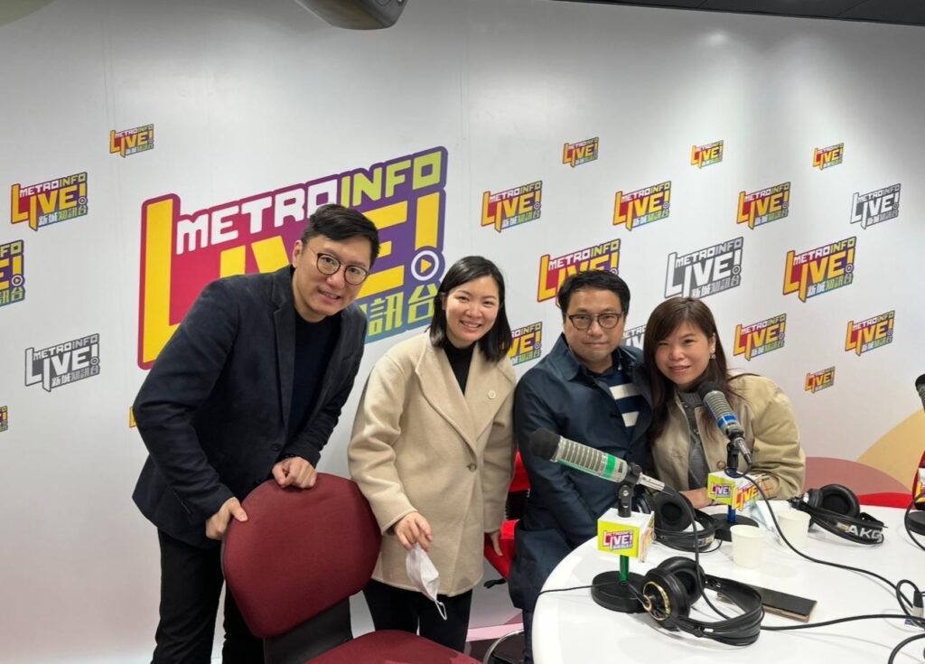 在成為媽媽之前,Anna一直覺得自己「唔叻」,成長過程中經常被比較、被否定,令她對自己失去信心。她說:「我由細到大都唔覺得自己有乜特別。屋企人成日話我唔夠人叻,又冇主見。慢慢我就習慣咗收埋自己,唔敢講嘢,唔敢出頭。」但她萬萬沒想到,人生的轉捩點,竟然是從一個媽媽聚會開始。