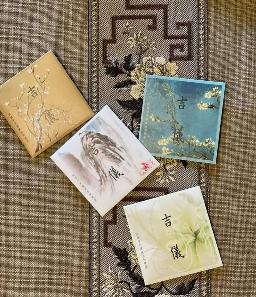 在我們的社會中,死亡往往被視為沉重而難以啟齒的話題。然而,對於經歷喪親之痛的家屬而言,如何好好送別摯愛,並在哀悼過程中得到心靈的慰藉,是極為重要的課題。「毋忘愛」總幹事楊美蓉(Grace)一直致力於推動一場殯儀文化的變革,讓喪禮不僅僅是儀式性的安排,更成為家人與摯愛之間的一場情感交流與療癒的過程。