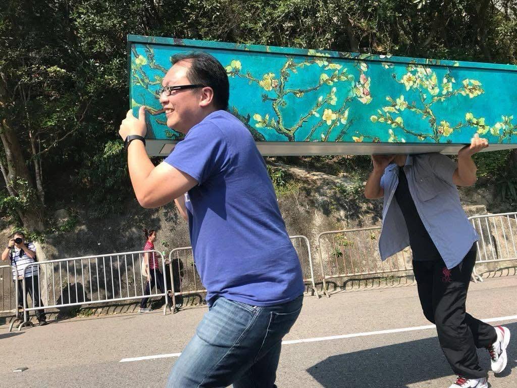 在傳統的殯儀文化中，木棺一直是最普遍的選擇。然而，香港的「毋忘愛」團隊，正在以一種全新的方式，顛覆人們對於告別儀式的想像，他們引入來自澳洲的環保彩棺，為生命的終點增添一抹色彩與溫度。