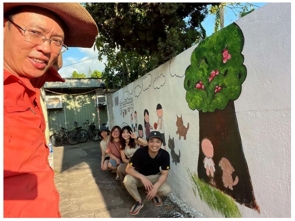 在洪水橋的土地上,有一個快將消失的村落——亦園村。這裡不是旅遊景點,也不是歷史遺跡,而是數代人曾經真實生活的地方。麥爵閎(人稱麥導),以導賞及壁畫記錄村落故事,成了這片土地最後的見證者。他說的話,不花俏,卻句句有力,因為每一段記憶都是一個人、一隻動物,一個家庭的真實。