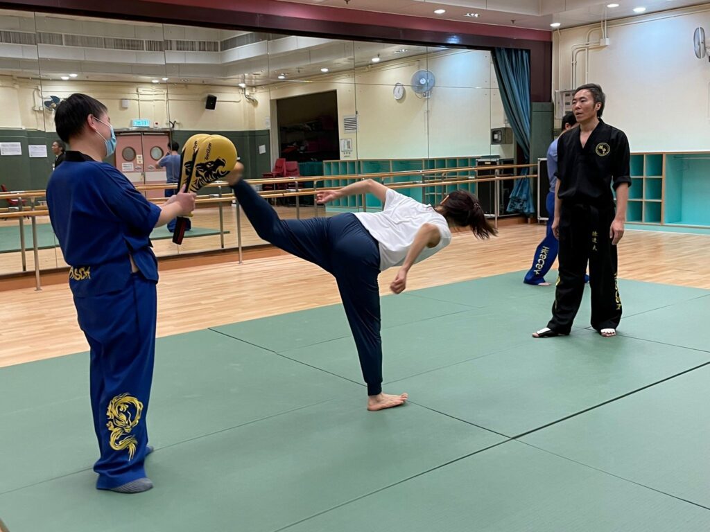 陳達夫師父,一位在香港武術界頗具聲望的師範,從不諱言自己年少時是個「打機打到唔願郁」的宅男。如今的他,是香港技擊運動總會的總教練,專精詠春,並融合氣功與多派武術哲理,將武術視為修身、養性、育人的生命之道。這段由虛擬世界走向真實功夫的旅程,始於一次偶然的邀約。