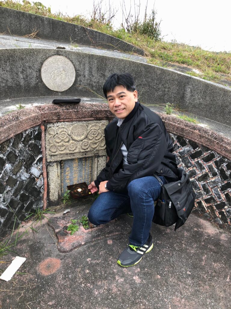 在一次訪談中,我們有幸與何國寶先生對談,談的不只是一段人生的轉變,更是一次關於傳承、信念與社區責任的深層對話。從一位會計師,到風水師,再到社區參與者,何國寶的人生走過了一條非典型的道路,而這一切的起點,來自一段與一位長者的相遇。