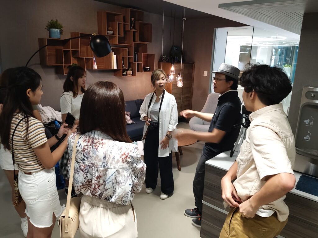 在創作這條路上，沒有誰能保證站上舞台就會贏。但有些人，從第一天起，就不是為了「贏」而來，而是為了喚醒夢想、為了讓更多人敢於嘗試。麥爵閎（人稱麥導），一位導演，也是一位導師。他不只是拍片，更像一面鏡子，讓一群從未踏足攝影機前後的年輕人，看見自己的可能。他說：「我不是要你們當演員、當導演，而是藉由這段經驗，找回人生中的夢想和追求。」