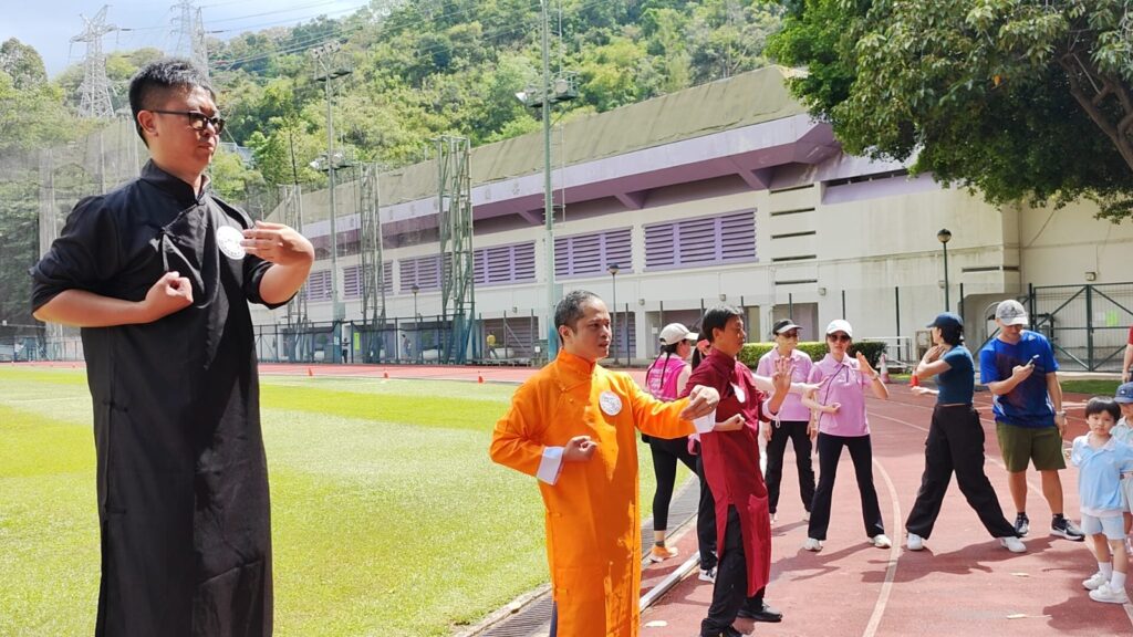 在香港這座急速變遷的城市裡,有些人選擇以拳腳書寫故事,有些人則用心靈傳遞文化。梁家豪,就是那種不吵不鬧、卻默默堅持的人。他說自己不是武術名師,也不急著開班授徒,但他的行動,早已在社區裡悄悄播下種子,讓更多人看見中國武術的另一面。