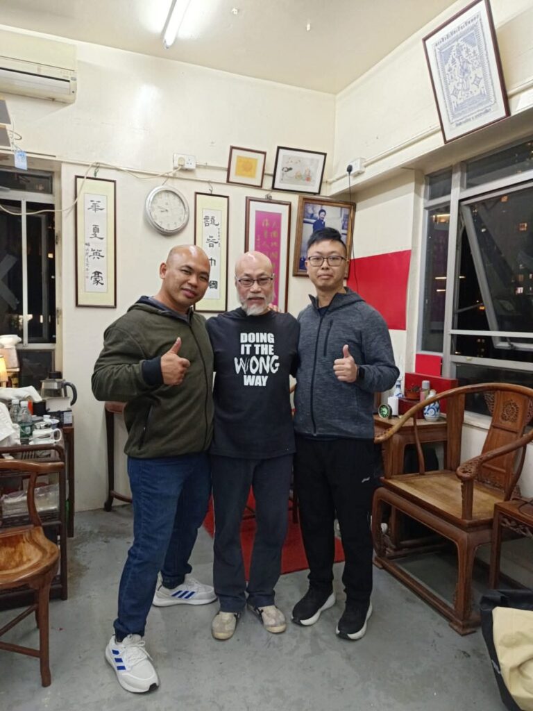 在香港這座急速變遷的城市裡,有些人選擇以拳腳書寫故事,有些人則用心靈傳遞文化。梁家豪,就是那種不吵不鬧、卻默默堅持的人。他說自己不是武術名師,也不急著開班授徒,但他的行動,早已在社區裡悄悄播下種子,讓更多人看見中國武術的另一面。