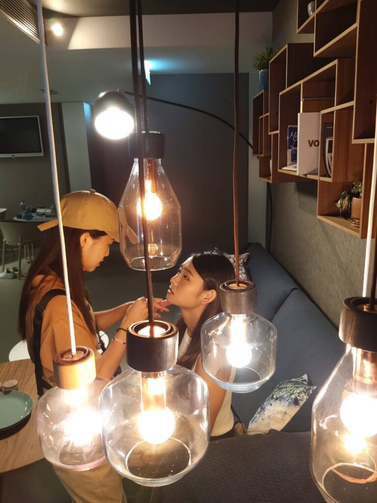 在創作這條路上,沒有誰能保證站上舞台就會贏。但有些人,從第一天起,就不是為了「贏」而來,而是為了喚醒夢想、為了讓更多人敢於嘗試。麥爵閎(人稱麥導),一位導演,也是一位導師。他不只是拍片,更像一面鏡子,讓一群從未踏足攝影機前後的年輕人,看見自己的可能。他說:「我不是要你們當演員、當導演,而是藉由這段經驗,找回人生中的夢想和追求。」
