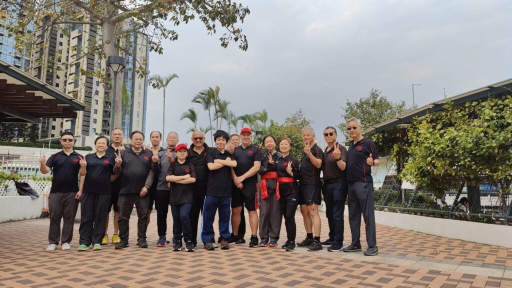 在香港一間社區藥房,你或許曾遇見一位親切的店員,耐心地為顧客解說藥物與健康資訊。但這位笑容可嘉的店員梁家豪,還有另一個身份——一位堅持練武、以汗水灌溉夢想的武術愛好者。從年少時的街頭小子,到站上國際武術比賽場,他的故事不張揚,卻充滿力量。