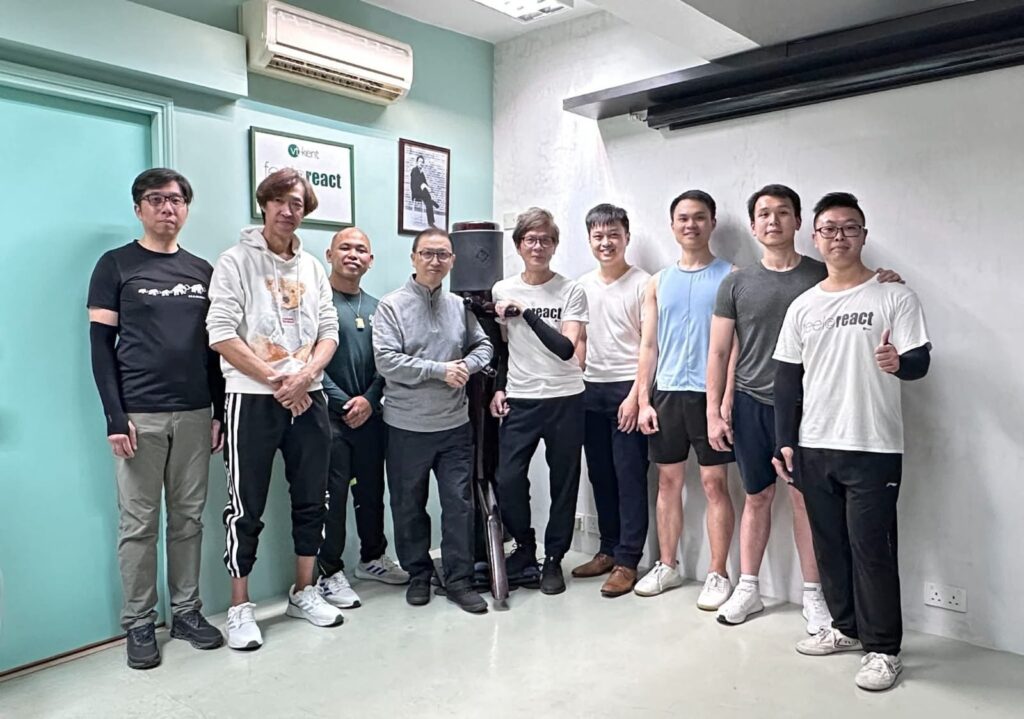 在香港一間社區藥房,你或許曾遇見一位親切的店員,耐心地為顧客解說藥物與健康資訊。但這位笑容可嘉的店員梁家豪,還有另一個身份——一位堅持練武、以汗水灌溉夢想的武術愛好者。從年少時的街頭小子,到站上國際武術比賽場,他的故事不張揚,卻充滿力量。