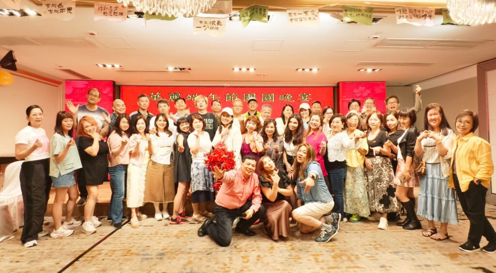 在香港,有一個超過13,000人參與的Facebook社群悄悄地改變著無數中年人的生活軌跡。這個名為「48+華麗單身–豐盛人生」的社群,並非明星代言,也不是商業平台,而是由一位經歷過兩次婚姻失敗的女性——聽海一手創立。她不是專業心理輔導員,也不是社會工作者。但她用自身的經歷與情感,建起了一個可讓人「重新開始」的溫暖家園。