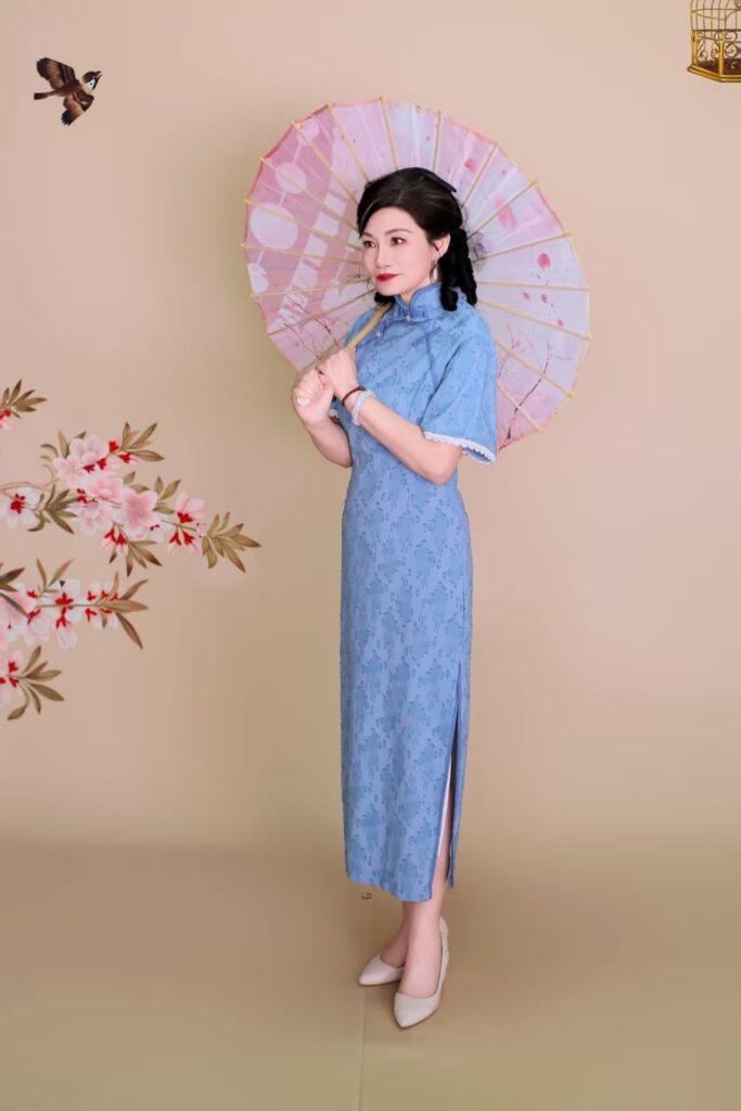 歲月不會停下腳步,但有些人懂得在過程中,重新找回生活的光彩。陸愛金,就是這樣的一位女性。她活到了中年,卻沒有讓年齡限定人生的可能。相反地,她在學習中醫與參與旗袍文化的過程中,重新認識了自己,也找回了那份久違的熱情。她說:「以前覺得中醫好苦,旗袍好老氣,點知原來,愈了解,愈發現裏面有好多智慧同美感。」