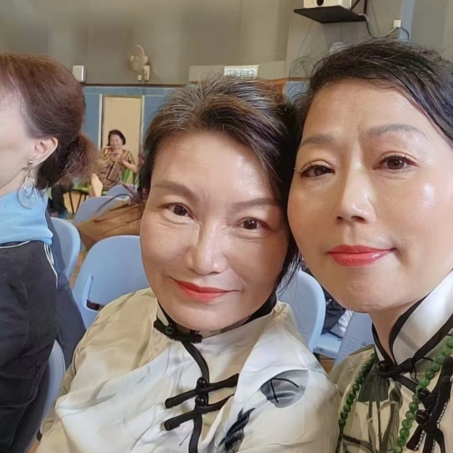 歲月不會停下腳步,但有些人懂得在過程中,重新找回生活的光彩。陸愛金,就是這樣的一位女性。她活到了中年,卻沒有讓年齡限定人生的可能。相反地,她在學習中醫與參與旗袍文化的過程中,重新認識了自己,也找回了那份久違的熱情。她說:「以前覺得中醫好苦,旗袍好老氣,點知原來,愈了解,愈發現裏面有好多智慧同美感。」