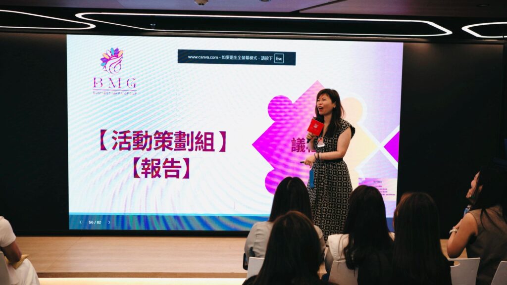 在成為媽媽之前，Anna一直覺得自己「唔叻」，成長過程中經常被比較、被否定，令她對自己失去信心。她說：「我由細到大都唔覺得自己有乜特別。屋企人成日話我唔夠人叻，又冇主見。慢慢我就習慣咗收埋自己，唔敢講嘢，唔敢出頭。」但她萬萬沒想到，人生的轉捩點，竟然是從一個媽媽聚會開始。