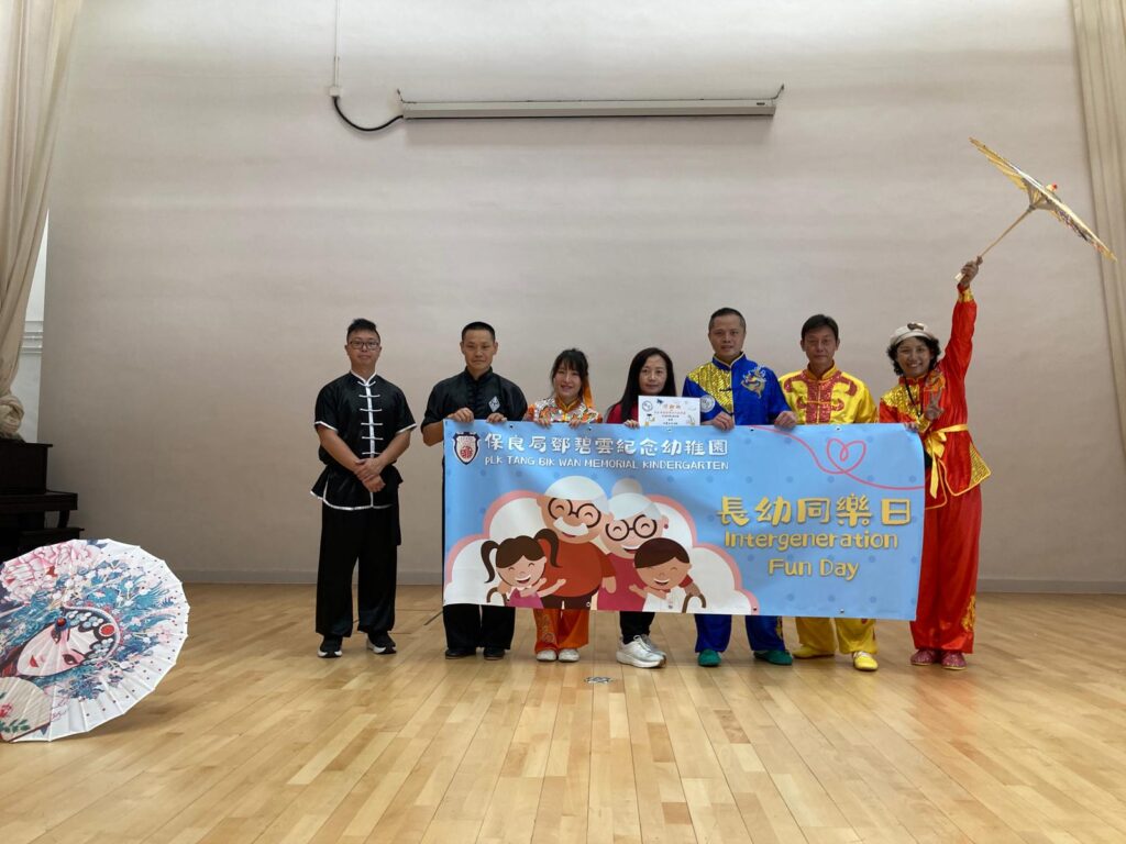 在香港一間社區藥房,你或許曾遇見一位親切的店員,耐心地為顧客解說藥物與健康資訊。但這位笑容可嘉的店員梁家豪,還有另一個身份——一位堅持練武、以汗水灌溉夢想的武術愛好者。從年少時的街頭小子,到站上國際武術比賽場,他的故事不張揚,卻充滿力量。