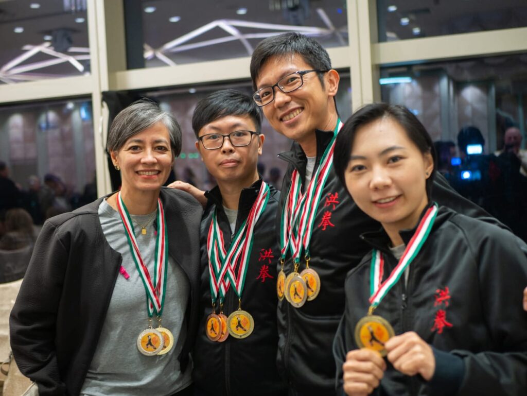 在香港一間社區藥房,你或許曾遇見一位親切的店員,耐心地為顧客解說藥物與健康資訊。但這位笑容可嘉的店員梁家豪,還有另一個身份——一位堅持練武、以汗水灌溉夢想的武術愛好者。從年少時的街頭小子,到站上國際武術比賽場,他的故事不張揚,卻充滿力量。