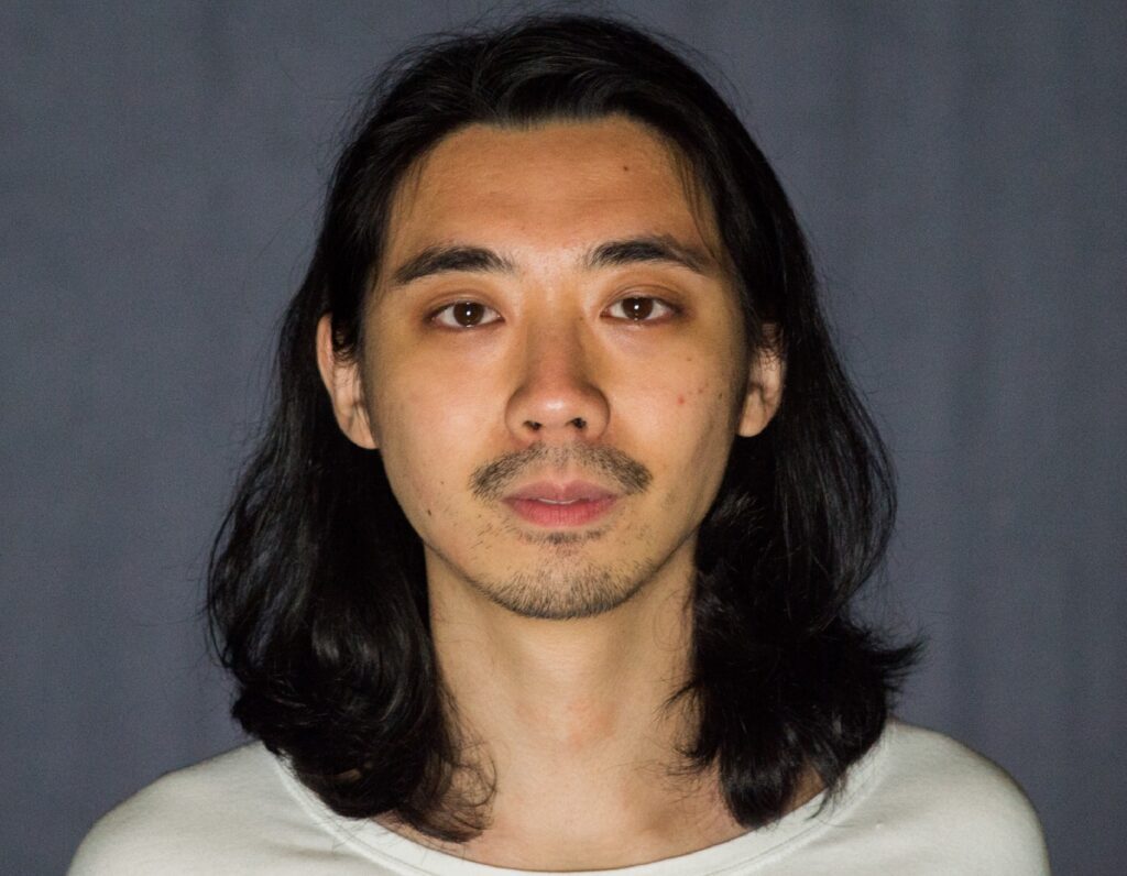 在香港,要把「做演員」變成一種可以長跑的生活方式,從來都不是簡單的事。謝燊培(長毛)的故事,正正就從這種現實出發,從一份廣告公司的工作、一次旺季連續48小時沒回家的加班,逼他問自己一句很直白的問題——如果人生就這樣過下去,值不值得?這篇文章會帶你回到他如何把童年「想做演員」的念頭重新拾起,走進訓練與舞台、也走進影視鏡頭前的磨練;同時也讓你聽見他最在意的核心——表演不是設計出來的「效果」,而是人與人之間真誠的看、聽與回應。