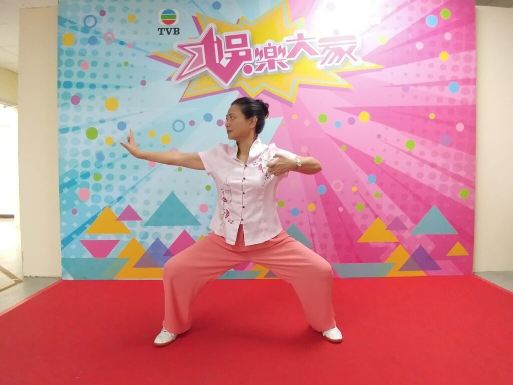 李秀玲師傅對武術的熱愛，最早可以追溯到小學時期。當時，她被同齡的同學能夠靈活地翻筋斗、做出一字馬的動作深深吸引。然而，一次體操訓練中的意外讓她的手臂脫臼並骨折，這也迫使母親為了她的安全，暫停她學習武術的計劃。雖然夢想被迫擱置，但她對武術的熱情始終沒有熄滅。