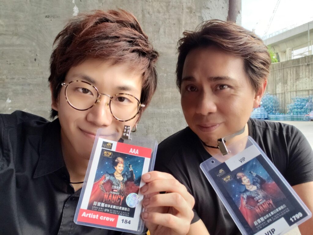 Rick 說他從小就喜歡「靚」,尤其是頭髮。「我小學時已經開始 GEL 頭,因為我發現漂亮的髮型可以令我開心,自信,甚至讓人看見我不一樣的氣場。」這樣的喜好,從來不是一時興起。Rick 記得自己從小學升上初中時,對髮型的要求越來越高,不再滿足於家長帶他去的快剪店,他開始主動尋找髮型師,只為剪一個「真正屬於自己」的髮型。