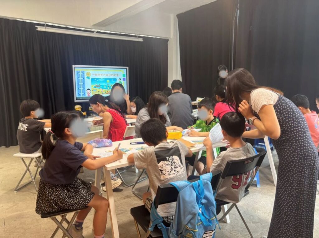 2025年7月6日,一場充滿創意與童真的寫作工作坊《童心妙筆:寫出你的日常探險故事》,於觀塘順利舉行。本次活動由特殊教育青年會主辦,Triple.S創玩空間合辦,吸引不少熱愛寫作的小學生參與,場面溫馨熱鬧。