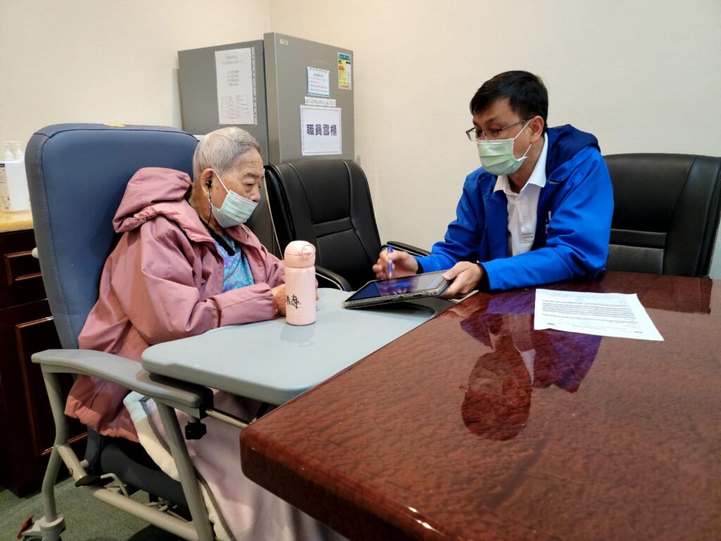 在香港這座繁忙的城市裡,有人選擇默默耕耘,把一間間教會變成社區的祝福之地。他不追求標榜成就,也不強調人數和規模,而是堅持一個理念——讓信仰落地,讓愛有形,讓每個人都可以「動起來」。這,就是Angus Fung的故事。