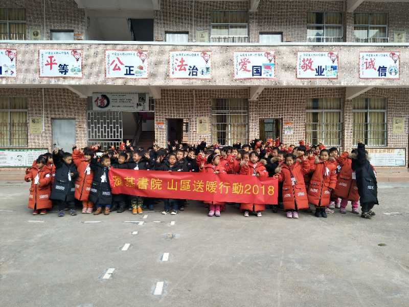 黃偉明,曾是中學副校長,退休後雖然不再親身走入山區,但他多年來在教育現場播下的種子,卻在無數學生心中默默發芽。他相信,教育的價值不單在課堂之內,更在經歷之中;他堅持,孩子要走進真實世界,才會學會珍惜、學會付出、學會成長。