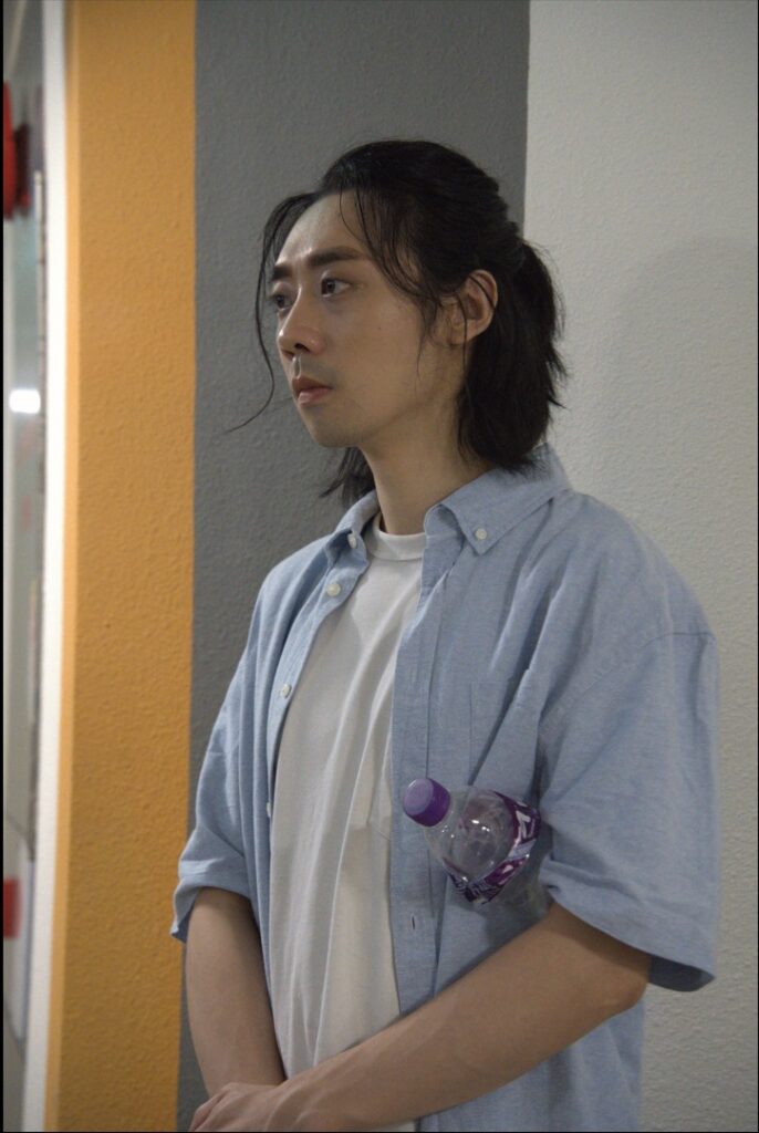 在香港,要把「做演員」變成一種可以長跑的生活方式,從來都不是簡單的事。謝燊培(長毛)的故事,正正就從這種現實出發,從一份廣告公司的工作、一次旺季連續48小時沒回家的加班,逼他問自己一句很直白的問題——如果人生就這樣過下去,值不值得?這篇文章會帶你回到他如何把童年「想做演員」的念頭重新拾起,走進訓練與舞台、也走進影視鏡頭前的磨練;同時也讓你聽見他最在意的核心——表演不是設計出來的「效果」,而是人與人之間真誠的看、聽與回應。