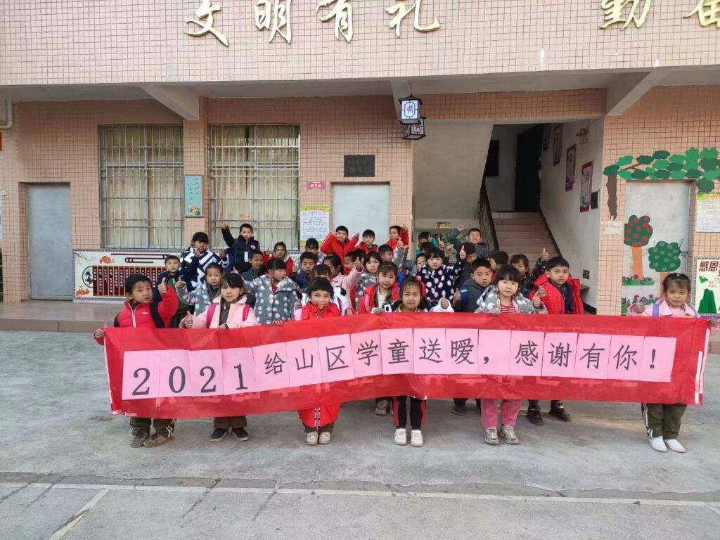 「我是一個害羞、內向、不擅長讀書的人。」黃偉明副校長在訪問一開始這樣說。但正是這樣一位看似平凡的老師,卻在三十七年的教學生涯中,照亮了無數學生的生命,更跨越山河,把愛與希望帶到中國偏遠山區。