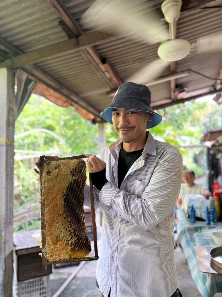 「如果這些故事沒有人記下來，就真的會消失。」對祈峯來說，創作不只是為了表演，而是為了保留一些重要的東西——人、地方、情感。近來他開始走進紀錄片的世界，想用鏡頭記錄香港一些正在慢慢消失的風景。不是大場面，也不是名人——而是我們日常生活中，最容易被忽略、但最真實的那些人和事。