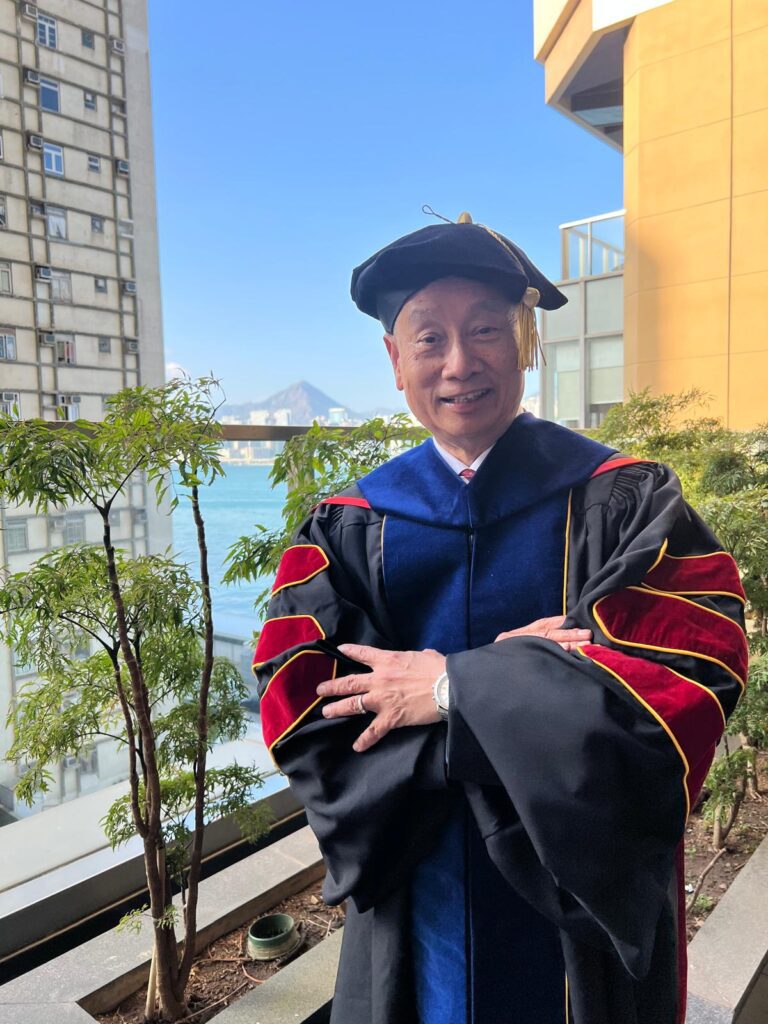 古學俊博士,現為香港教育大學的講師,曾在香港浸會大學任教十多年,是本地教育界資深學者與實踐者。他的教育歷程橫跨小學、中學、大學,從教學到行政,從課室到政策,影響深遠。然而,他的出發點並不華麗。他來自元朗,出身一間鄉村小學。那段經歷,對他整個人生觀與教育理念有著深遠的影響。