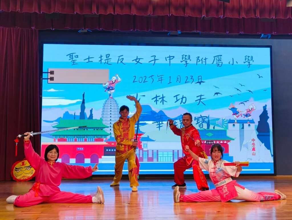 李秀玲師傅對武術的熱愛,最早可以追溯到小學時期。當時,她被同齡的同學能夠靈活地翻筋斗、做出一字馬的動作深深吸引。然而,一次體操訓練中的意外讓她的手臂脫臼並骨折,這也迫使母親為了她的安全,暫停她學習武術的計劃。雖然夢想被迫擱置,但她對武術的熱情始終沒有熄滅。
