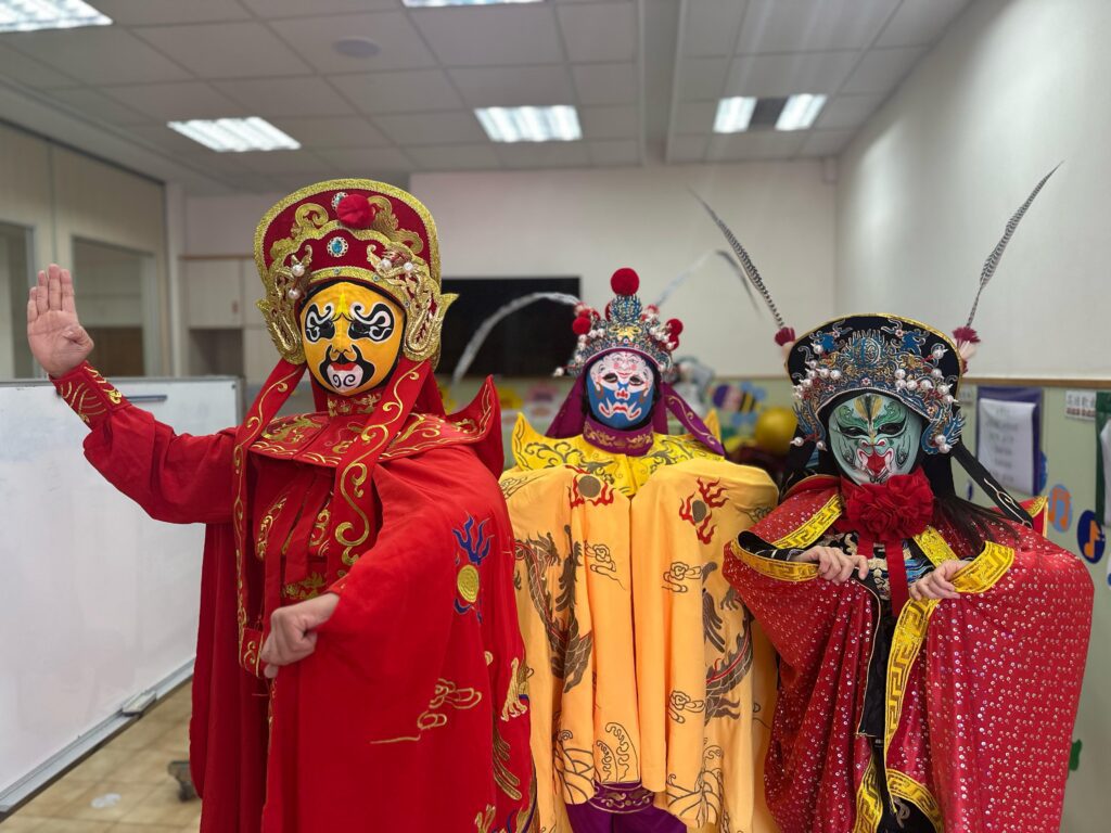 在香港這座城市,藝術與文化每天都在碰撞、交融,但要在眾多表演者中脫穎而出,絕非易事。今天要介紹的這位人物,不但在武術界打下一片天,更將中國傳統的川劇變臉,融合魔術與武術,創造出別具一格的嶄新表演形式,她就是何詠妍師傅,一位真正讓觀眾「睇到目定口呆」的美女變臉大師。