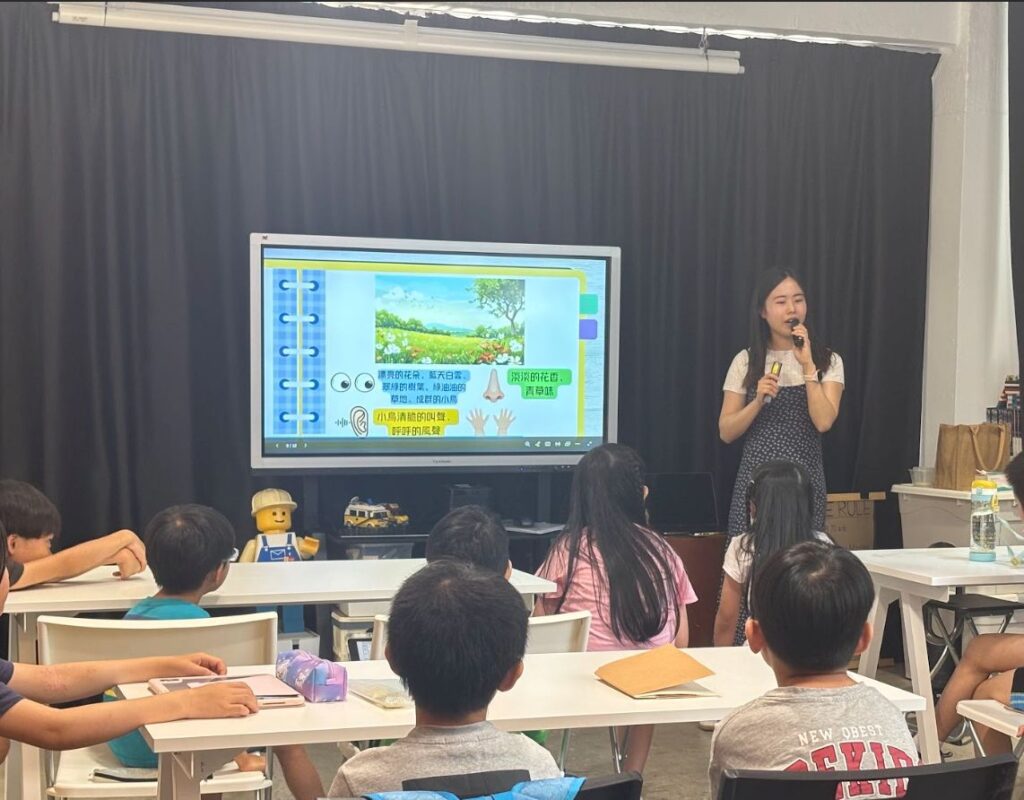 2025年7月6日,一場充滿創意與童真的寫作工作坊《童心妙筆:寫出你的日常探險故事》,於觀塘順利舉行。本次活動由特殊教育青年會主辦,Triple.S創玩空間合辦,吸引不少熱愛寫作的小學生參與,場面溫馨熱鬧。