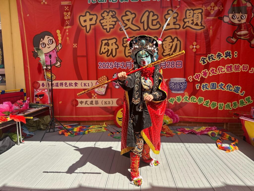 在香港這座城市,藝術與文化每天都在碰撞、交融,但要在眾多表演者中脫穎而出,絕非易事。今天要介紹的這位人物,不但在武術界打下一片天,更將中國傳統的川劇變臉,融合魔術與武術,創造出別具一格的嶄新表演形式,她就是何詠妍師傅,一位真正讓觀眾「睇到目定口呆」的美女變臉大師。
