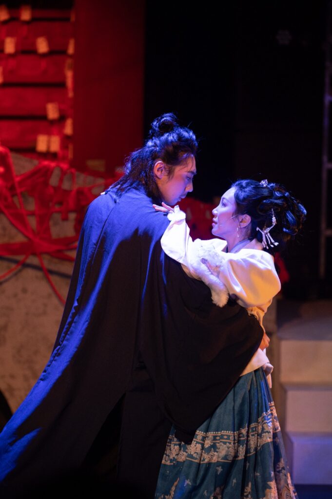 在香港,要把「做演員」變成一種可以長跑的生活方式,從來都不是簡單的事。謝燊培(長毛)的故事,正正就從這種現實出發,從一份廣告公司的工作、一次旺季連續48小時沒回家的加班,逼他問自己一句很直白的問題——如果人生就這樣過下去,值不值得?這篇文章會帶你回到他如何把童年「想做演員」的念頭重新拾起,走進訓練與舞台、也走進影視鏡頭前的磨練;同時也讓你聽見他最在意的核心——表演不是設計出來的「效果」,而是人與人之間真誠的看、聽與回應。