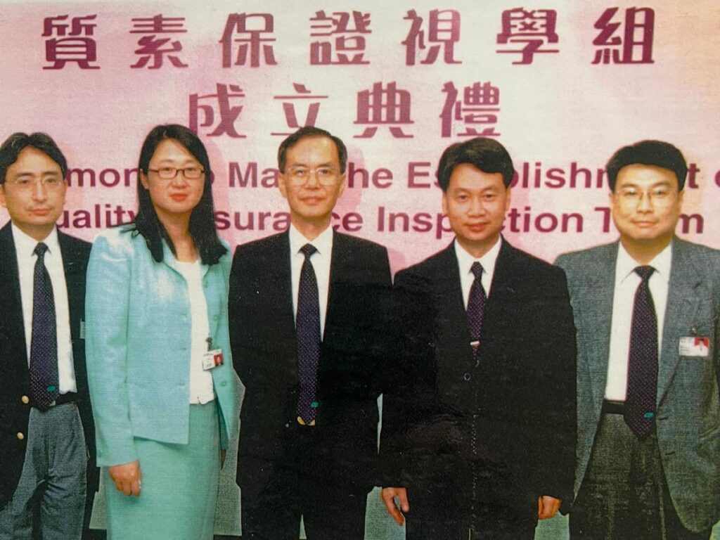 很多人認識古學俊博士，是因為他後來在大學教教育課程，也參與政策討論。但在這之前，他曾在教育署工作，是質素保證處的一員。那段時間，他走訪了無數間中小學，觀課、對話、審閱資料，接觸最多的不是數據，而是人。他說：「我當時的角色，是去學校了解他們怎樣教書，學生怎樣學習。他們遇到什麼問題？有沒有空間可以改善？這些是我們最關心的。」