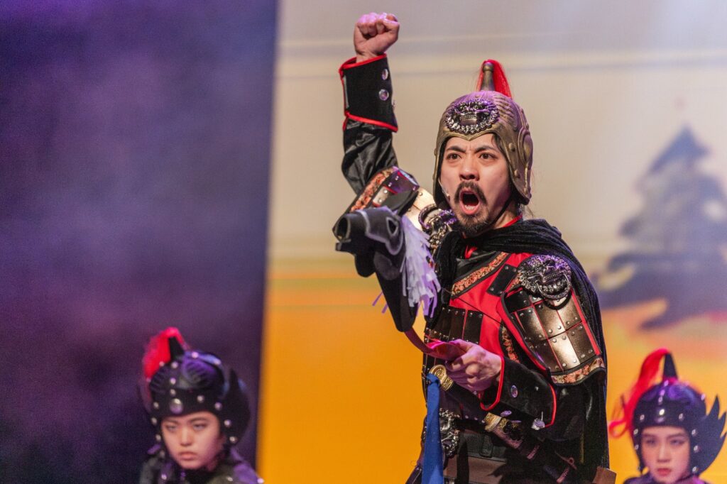 在香港,要把「做演員」變成一種可以長跑的生活方式,從來都不是簡單的事。謝燊培(長毛)的故事,正正就從這種現實出發,從一份廣告公司的工作、一次旺季連續48小時沒回家的加班,逼他問自己一句很直白的問題——如果人生就這樣過下去,值不值得?這篇文章會帶你回到他如何把童年「想做演員」的念頭重新拾起,走進訓練與舞台、也走進影視鏡頭前的磨練;同時也讓你聽見他最在意的核心——表演不是設計出來的「效果」,而是人與人之間真誠的看、聽與回應。