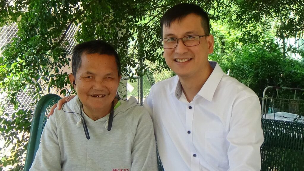 在香港這座繁忙的城市裡,有人選擇默默耕耘,把一間間教會變成社區的祝福之地。他不追求標榜成就,也不強調人數和規模,而是堅持一個理念——讓信仰落地,讓愛有形,讓每個人都可以「動起來」。這,就是Angus Fung的故事。