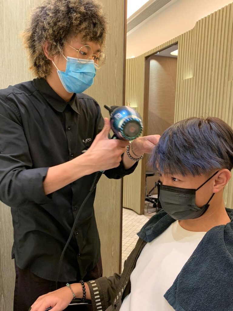 Rick 說他從小就喜歡「靚」,尤其是頭髮。「我小學時已經開始 GEL 頭,因為我發現漂亮的髮型可以令我開心,自信,甚至讓人看見我不一樣的氣場。」這樣的喜好,從來不是一時興起。Rick 記得自己從小學升上初中時,對髮型的要求越來越高,不再滿足於家長帶他去的快剪店,他開始主動尋找髮型師,只為剪一個「真正屬於自己」的髮型。
