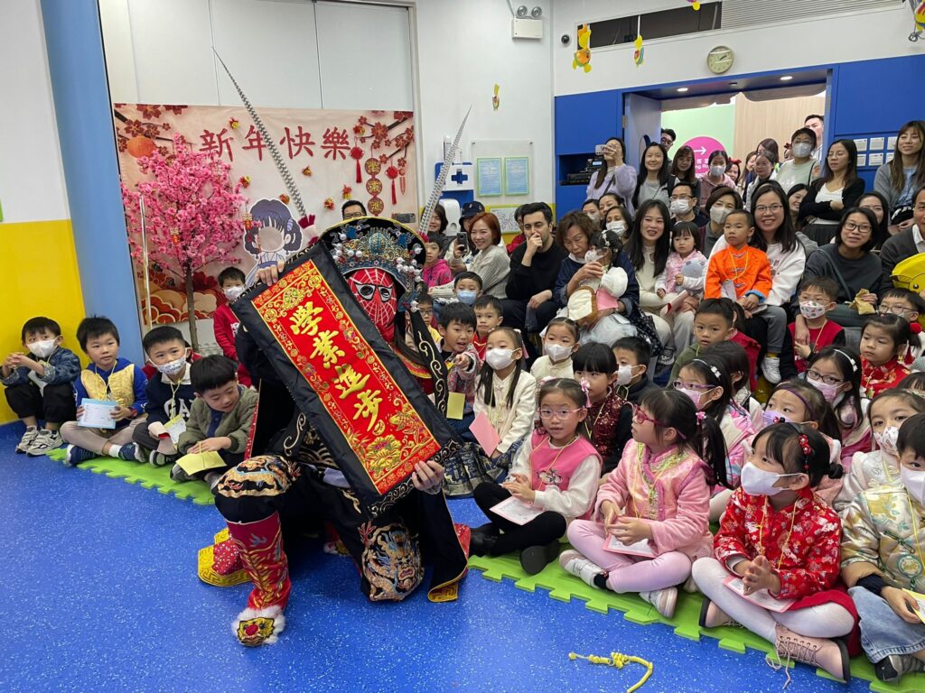 在香港這座城市,藝術與文化每天都在碰撞、交融,但要在眾多表演者中脫穎而出,絕非易事。今天要介紹的這位人物,不但在武術界打下一片天,更將中國傳統的川劇變臉,融合魔術與武術,創造出別具一格的嶄新表演形式,她就是何詠妍師傅,一位真正讓觀眾「睇到目定口呆」的美女變臉大師。