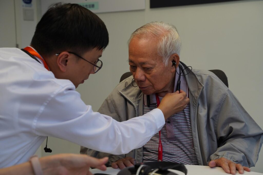 在香港這座繁忙的城市裡,有人選擇默默耕耘,把一間間教會變成社區的祝福之地。他不追求標榜成就,也不強調人數和規模,而是堅持一個理念——讓信仰落地,讓愛有形,讓每個人都可以「動起來」。這,就是Angus Fung的故事。