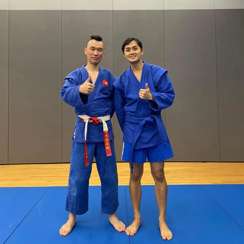 「唔係每個學生都想做運動員,但每個學生,都可以從運動學識做人。」連敬峰(連Sir)說這句話時,語氣溫柔而堅定。他不是說教,而是分享。從一位曾代表香港出戰的選手,到今天在多間學校和青少年中心教授武術的導師,連Sir的角色變了,但初心未變。他相信,武術不只是強身健體的技藝,而是一場場生活的練習,讓年輕人學會站起、堅持、承擔。