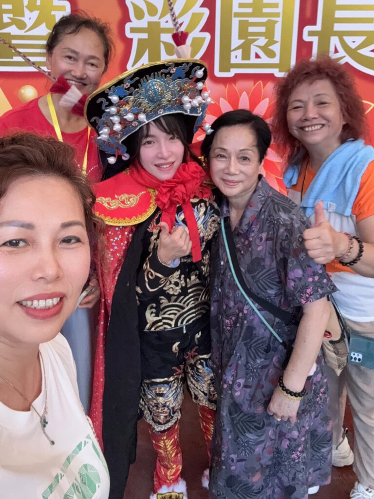 在香港這座城市,藝術與文化每天都在碰撞、交融,但要在眾多表演者中脫穎而出,絕非易事。今天要介紹的這位人物,不但在武術界打下一片天,更將中國傳統的川劇變臉,融合魔術與武術,創造出別具一格的嶄新表演形式,她就是何詠妍師傅,一位真正讓觀眾「睇到目定口呆」的美女變臉大師。