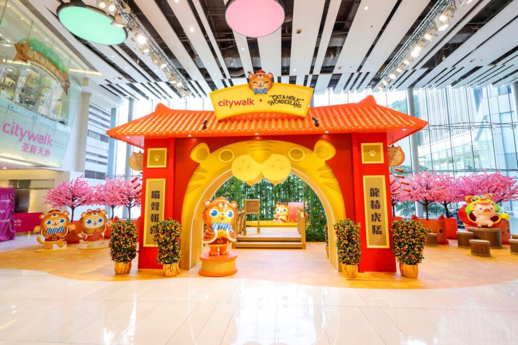 在香港這個節奏急促的城市裡,有人選擇默默耕耘,透過畫筆訴說心聲,也有人勇敢跳出舒適圈,為自己開創一條屬於創作人的路。鄭琪琪(Kiki)就是這樣一位走在設計與插畫之間,用角色打動人心的創作人。