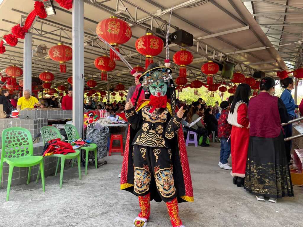 在香港這座城市,藝術與文化每天都在碰撞、交融,但要在眾多表演者中脫穎而出,絕非易事。今天要介紹的這位人物,不但在武術界打下一片天,更將中國傳統的川劇變臉,融合魔術與武術,創造出別具一格的嶄新表演形式,她就是何詠妍師傅,一位真正讓觀眾「睇到目定口呆」的美女變臉大師。